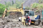 颱风西南气流旺盛，怪手在大雨中抢通道路 - 中时电子报