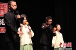 厦门六中同学表演诗朗诵《乡愁》。　徐德金 摄 - 台湾新闻-中国新闻网