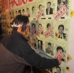 劳团在民进党立委的照片上贴上「砍假凶手」表达抗议 - 中时电子报