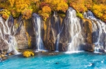 赫伦熔岩瀑布群(Hraunfossar)在秋季时别有一番风情。(图/shutterstock提供) - 中时电子报