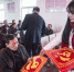 1月13日，福建海事人员给两岸乘客送新春之“福”。　谢庆岚 摄 - 台湾新闻-中国新闻网