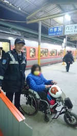 铁路警助轮椅族下火车 旅客讚暖警 - 中时电子报