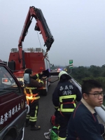 男子精神恍惚　先撞车后跳10米高路桥　毫髮无伤送医 - 中时电子报