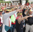 台湾抗议群众推倒拒马冲突，手比“倒扁手势”倒蔡。(图片来源：台湾《联合报》) - 台湾新闻-中国新闻网