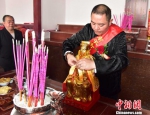 4月16日，为南平延平王神像披上披风。　张丽君 摄 - 台湾新闻-中国新闻网