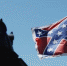 原飘扬在南卡州议会旁的「邦联旗」，为19世纪美国内战期间代表南方政府的旗帜。（美联社） - 中时电子报