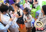 5月14日，由福州市台胞投资企业协会主办的母亲节公益活动在台企康德口腔门诊联盟福州旗舰店举办。　记者刘可耕 摄 - 台湾新闻-中国新闻网