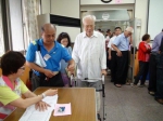 党员排队投票。(图片来源：台湾《联合报》) - 台湾新闻-中国新闻网