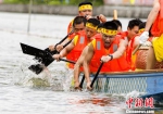 5月29日，由来自宁波和台湾的海峡两岸代表队共同参加的“两岸一家亲·龙舟端午情”秀美浃江龙舟赛在宁波北仑小港街道小浃江上举行。　夏亮 摄 - 台湾新闻-中国新闻网