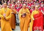 台湾中枥圆光寺方丈、圆光佛学院负责人释性尚大和尚(前右二)，金门县佛教会荣誉理事长、海印寺方丈释性海大和尚(前左一)等率台湾佛教界四众弟子150余人，前往开元寺朝礼。　记者刘可耕 摄 - 台湾新闻-中国新闻网