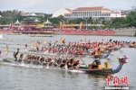本次龙舟赛共有52支队伍报名参赛，其中台湾参赛队伍22支。　吕明 摄 - 台湾新闻-中国新闻网