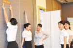 应聘者需通过2.12米摸高测试，才能进入面试环节。　林连金摄 - 台湾新闻-中国新闻网