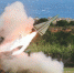 台军上午在九鹏基地进行鹰式飞弹测考时，2枚发射后在沙滩上空爆炸。(图片来源：台湾《联合报》) - 台湾新闻-中国新闻网