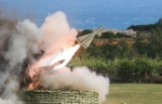 台军上午在九鹏基地进行鹰式飞弹测考时，2枚发射后在沙滩上空爆炸。(图片来源：台湾《联合报》) - 台湾新闻-中国新闻网
