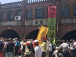 反年改群众冲破路障与警方爆发冲突，蔡英文行程取消。（图片来源：台湾《联合报》） - 台湾新闻-中国新闻网