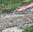 “看见亚泥抢救太鲁阁”大游行，超过八千人上街，呼吁矿业改革、要求撤销亚洲水泥矿权展延。(图片来源：台湾《联合报》) - 台湾新闻-中国新闻网