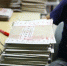 6月12日，海口，在海南师范大学高考评卷场，工作人员将试卷封条拆开并进行扫描入电脑。石磊 摄 图片来源：视觉中国 - 台湾新闻-中国新闻网
