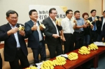台湾香蕉政治学！一根香蕉就能看透台湾政客百态。(图片来源：台湾《联合报》) - 台湾新闻-中国新闻网