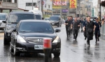 蔡英文6日南下高雄燕巢天后宫参拜，遭到军公教人士群聚抗议，车队抵达现场时维安人员跑在车队旁戒护。(图片来源：台湾“中时电子报”) - 台湾新闻-中国新闻网