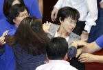 邱议莹遭袭后急往旁边闪开。(图片来源：台湾《中时电子报》) - 台湾新闻-中国新闻网