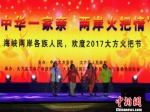 图为台湾少数民族同胞即兴表演口簧琴。　杨道军 摄 - 台湾新闻-中国新闻网