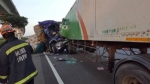 车祸车头严重变形，显见冲撞力道不小。图片来源：台湾中时电子报。 - 台湾新闻-中国新闻网