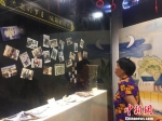 图为当地民众在参观“乡愁文化展览馆”里陈列的家书。　林馨 摄 - 台湾新闻-中国新闻网