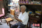 图为韦宣周在展示其珍藏的“家书”。　林馨 摄 - 台湾新闻-中国新闻网