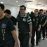 　　18名在泰国涉诈台湾民众，26日由台湾“刑事局”人员押返桃园机场。 (图片来源：台湾《联合报》) - 台湾新闻-中国新闻网