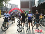 苏州市台办副主任周永森等人客串骑护志愿者，与“单车天使”们一同骑行。　钟升 摄 - 台湾新闻-中国新闻网