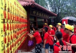 两岸青年学生参观轩辕庙。　张金川 摄 - 台湾新闻-中国新闻网
