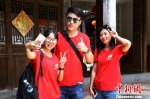 图为两岸客家青年学生在永定客家土楼内留下精美瞬间。　江星 摄 - 台湾新闻-中国新闻网