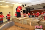 图为台湾客家青年学生体验土楼营造技艺。　江星 摄 - 台湾新闻-中国新闻网