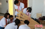 参赛学生在进行作品搭建。　唐曦 摄 - 台湾新闻-中国新闻网