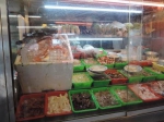 当地经营海产店的商家损失惨重，将近10几只活鱼及螃蟹都因断电而不幸死亡。图片来源：台湾中时电子报。 - 台湾新闻-中国新闻网