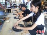 台湾学生在成都亲手制作文创产品。　王鹏 摄 - 台湾新闻-中国新闻网