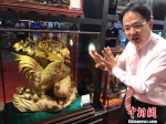 台湾商人吴煜正在介绍其台湾艺术博物馆的展品。　胡健 摄 - 台湾新闻-中国新闻网