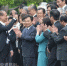 台湾当局行政机构负责人林全(前左一)7日主持任内最后一次行政机构全会后，在大门口和各部门负责人合影挥手致意。图片来源：“中央社” 记者谢佳璋摄 - 台湾新闻-中国新闻网