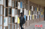 谢沅臻行走在义乌工贸学院的校园中。　杨韵仪 摄 - 台湾新闻-中国新闻网