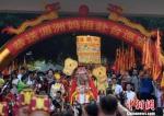 9月23日，福建湄洲妈祖金身起驾赴台绕境巡安。在17天的时间里，妈祖金身将巡安台湾10个县市89个妈祖宫庙。　张斌 摄 - 台湾新闻-中国新闻网