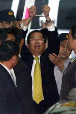特赦阿扁（图）连署，全代会代表已过半，林浊水痛心！图为2008年11月11日，陈水扁被上手铐。（本报系资料照片） - 中时电子报