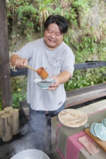 林正文与社区协力于山腰上打造木造茶寮，并以木炭烧制热茶迎宾，搭配口感Q弹的草仔粿、芋粿，是预约熟客的秘境。(图/简怡欣摄) - 中时电子报