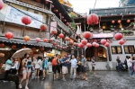 阴雨中的九份，不减喧嚣；日暮之下，九份家户点起黄灯，更成为吸引旅人到此的风景。(图/简怡欣摄) - 中时电子报