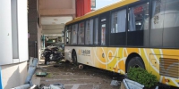 台南公车撞进骑楼　驾驶到院前无呼吸心跳 - 中时电子报