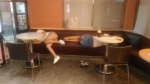 2名热裤辣妹在麦当劳沙发区爽躺滑手机、睡觉 - 中时电子报