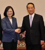 亚太经济合作会议（APEC）经济领袖会议将于11月10日、11日在越南岘港召开。蔡英文总统（左）12日在总统府召开记者会，宣布由亲民党主席宋楚瑜（右）再次担任APEC领袖代表。会中，蔡英文向宋楚瑜握手致谢。（刘宗龙摄） - 中时电子报