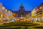 捷克布拉格耶诞市集主要遍布在圣瓦兹拉夫广场(Wenceslas Square)延续到旧城广场。(图/shutterstock提供) - 中时电子报