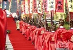 写有“国泰民安”、“敬天祈福”的红色、黄色旌旗环绕泰山脚下。　陈阳 摄 - 台湾新闻-中国新闻网