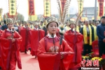 身着汉服的仪生奏雅乐、跳佾舞开启当天祭祀活动。　陈阳 摄 - 台湾新闻-中国新闻网