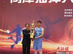 “两岸海洋大学篮球友谊联赛”在上海举行，上海海洋大学篮球队代表接过奖杯。 - 台湾新闻-中国新闻网